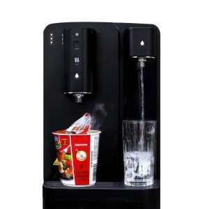Rainwater su sebili ile sıcak ve soğuk su akışı; su bardağı ve hazır noodle paketiyle mutfak kullanımı.