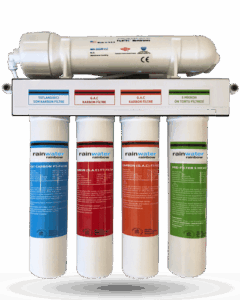 Rainwater içme suyu filtresi, beş aşamalı filtreleme sistemi ve renkli kartuşlarla gösteriliyor.