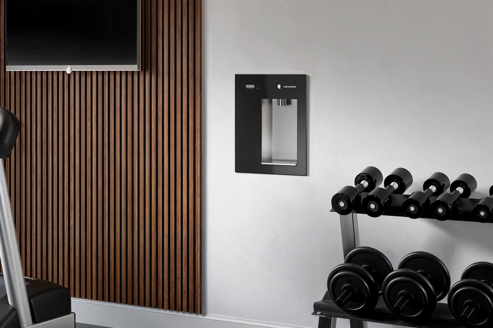 Rainwater su sebili, spor salonunda duvar montajı.