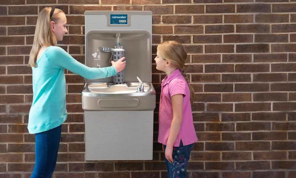 Rainwater su sebili ile el yıkayan çocuklar, modern su dağıtım ünitesi.